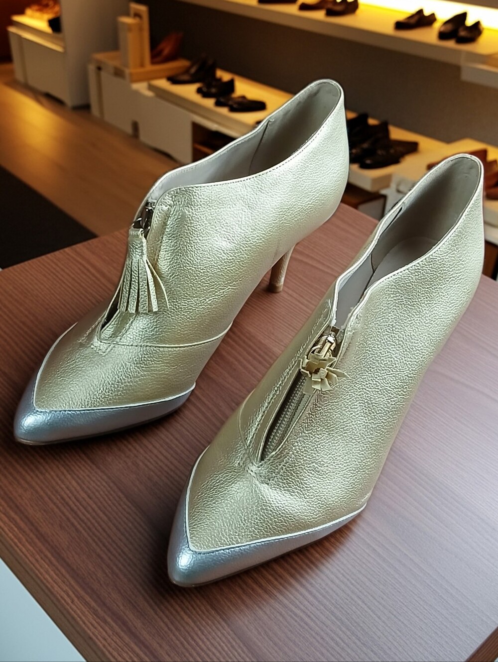 ASHRO Gold Metallic Pointed Toe Zip Front Kitten Heeled Bootie Pump Size 8.5M
